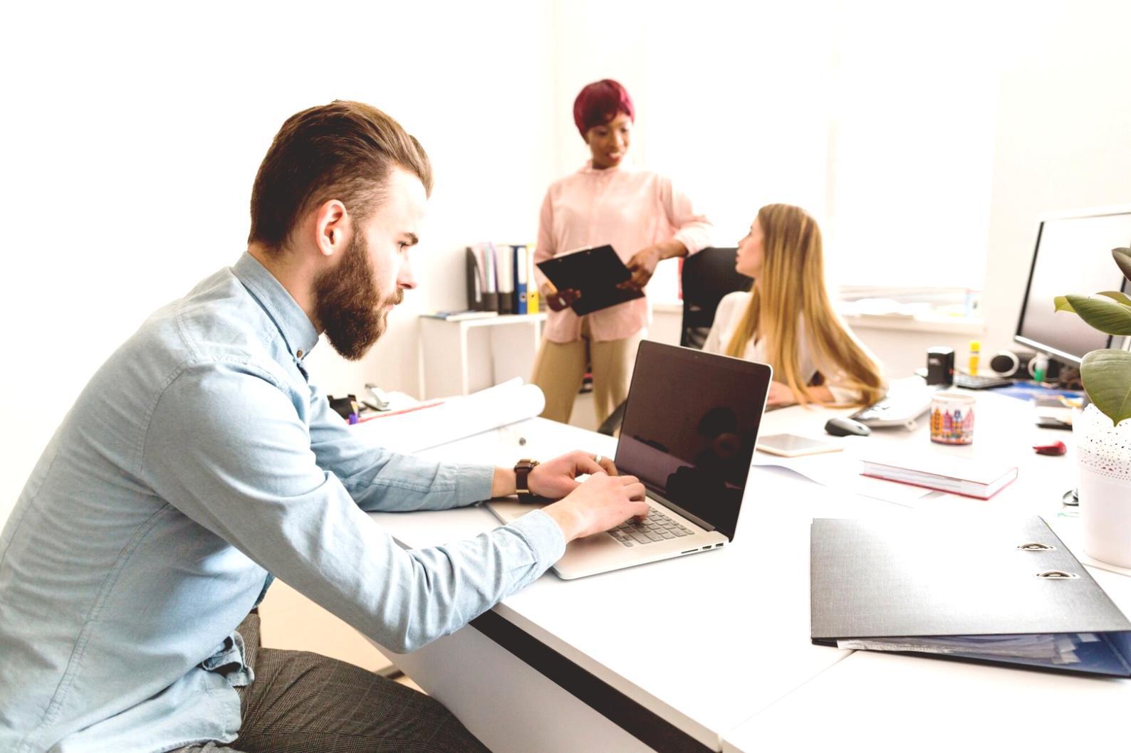 Profesional analizando datos financieros en entorno de trabajo moderno